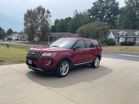 Used 2016 Ford Explorer XLT w/ Equipment Group 201A image 8