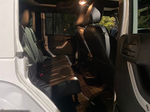 Used 2017 Jeep Wrangler Unlimited Rubicon w/ Connectivity Group image 17