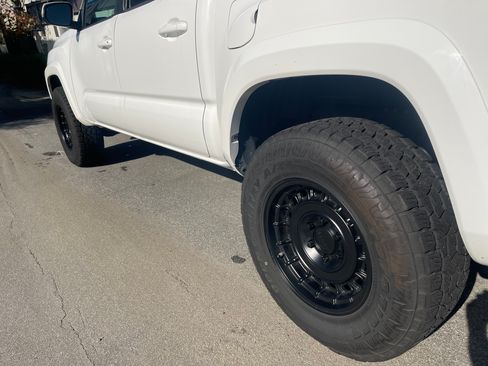 Used 2020 Toyota Tacoma TRD Sport image 11