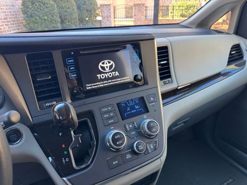 Used 2016 Toyota Sienna XLE image 11