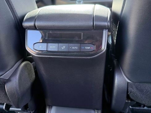 Used 2021 Toyota Highlander XLE AWD/4WD image 22
