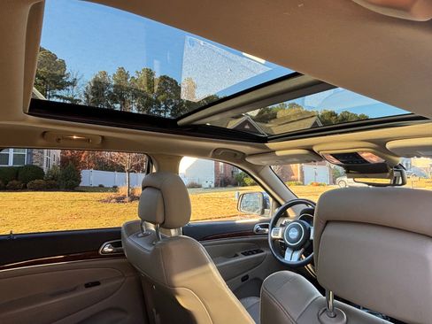 Used 2012 Jeep Grand Cherokee Limited w/ Luxury Group II image 8