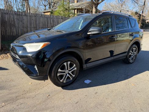 Used 2016 Toyota RAV4 LE image 1