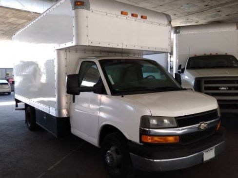 Used 2011 Chevrolet Express 3500 Extended w/ Chrome Appearance Package RWD image 4