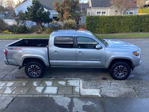 Used 2022 Toyota Tacoma TRD Sport w/ TRD Premium Sport Package AWD/4WD image 4