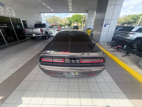 Used 2015 Dodge Challenger SXT image 6