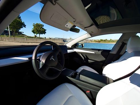 Used 2023 Tesla Model 3 Standard Range image 11