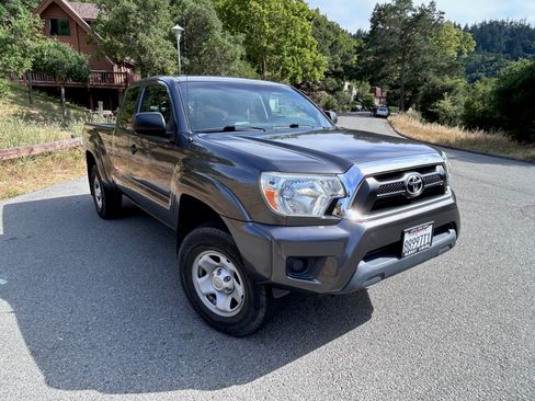 Used 2013 Toyota Tacoma PreRunner w/ SR5 Pkg RWD image 4