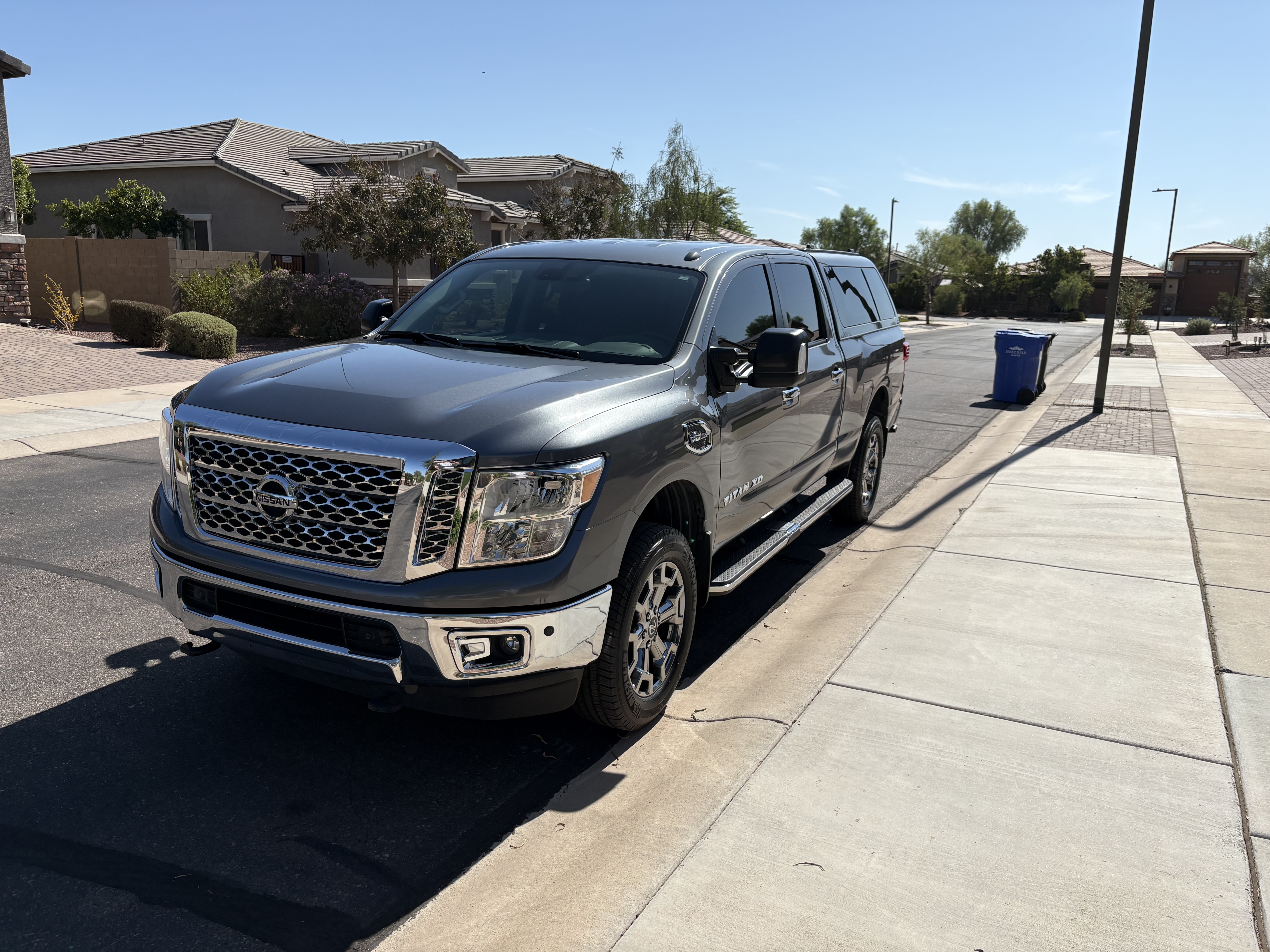 Used 2017 Nissan Titan SV RWD image 2