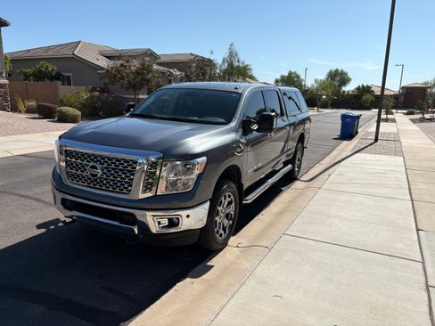 Used 2017 Nissan Titan SV RWD image 2