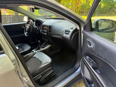 Used 2018 Jeep Compass Latitude w/ Cold Weather Group AWD/4WD image 10