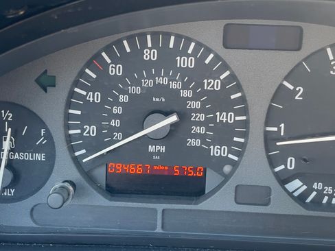 Used 1995 BMW 325i Convertible image 2