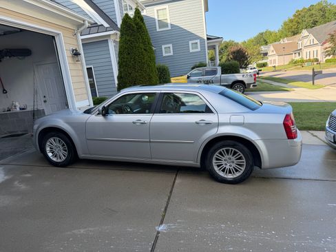 Used 2008 Chrysler 300 Touring w/ Comfort/Convenience Group RWD image 8