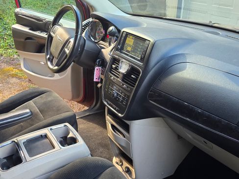 Used 2011 Chrysler Town & Country Touring w/ Driver Convenience Group image 13