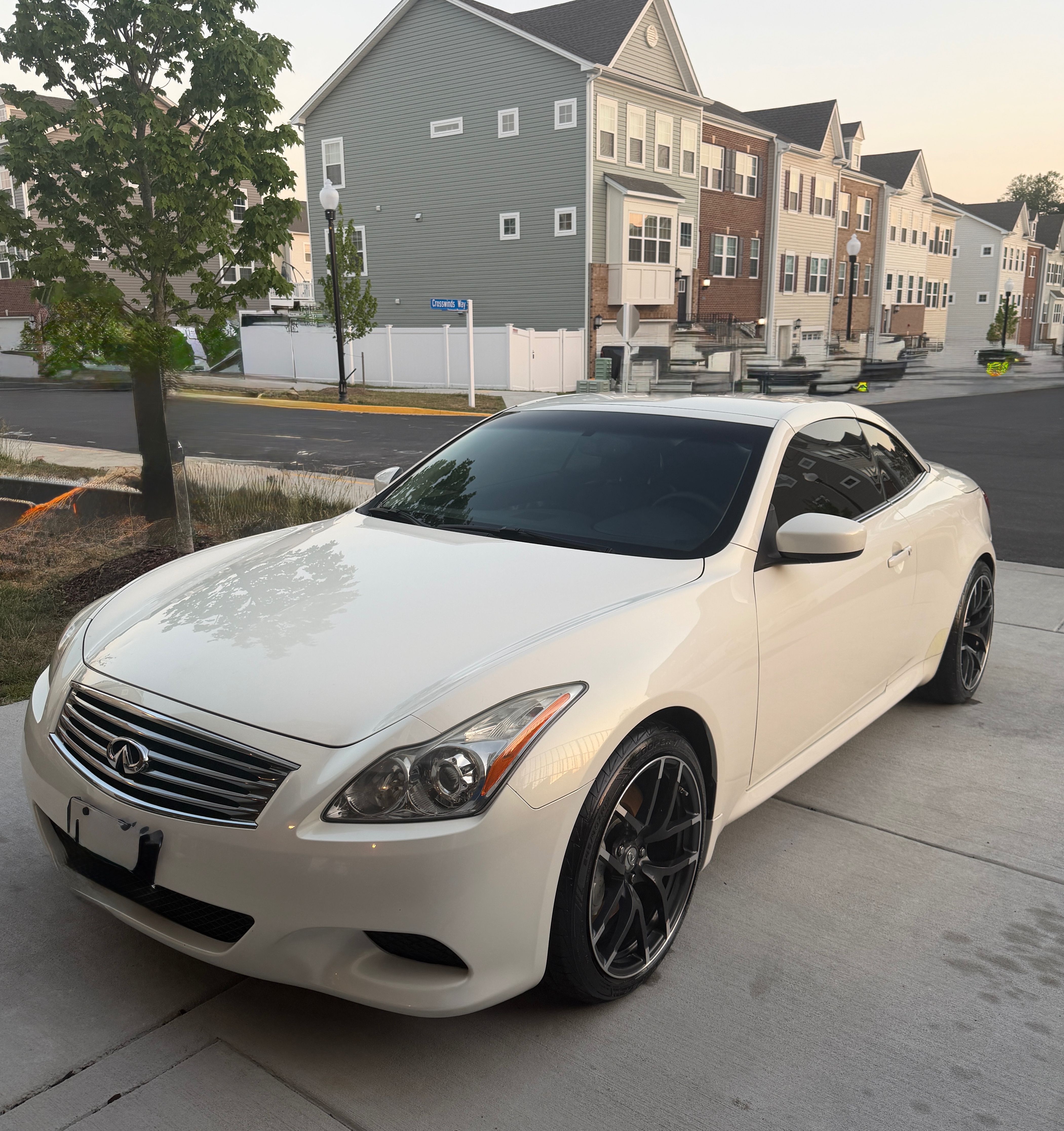 Used 2010 INFINITI G37 Convertible w/ Premium Pkg RWD image 1