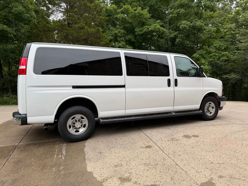 Used 2020 Chevrolet Express 3500 LT w/ LT Preferred Equipment Group RWD image 4