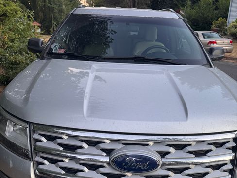 Used 2018 Ford Explorer XLT FWD image 14