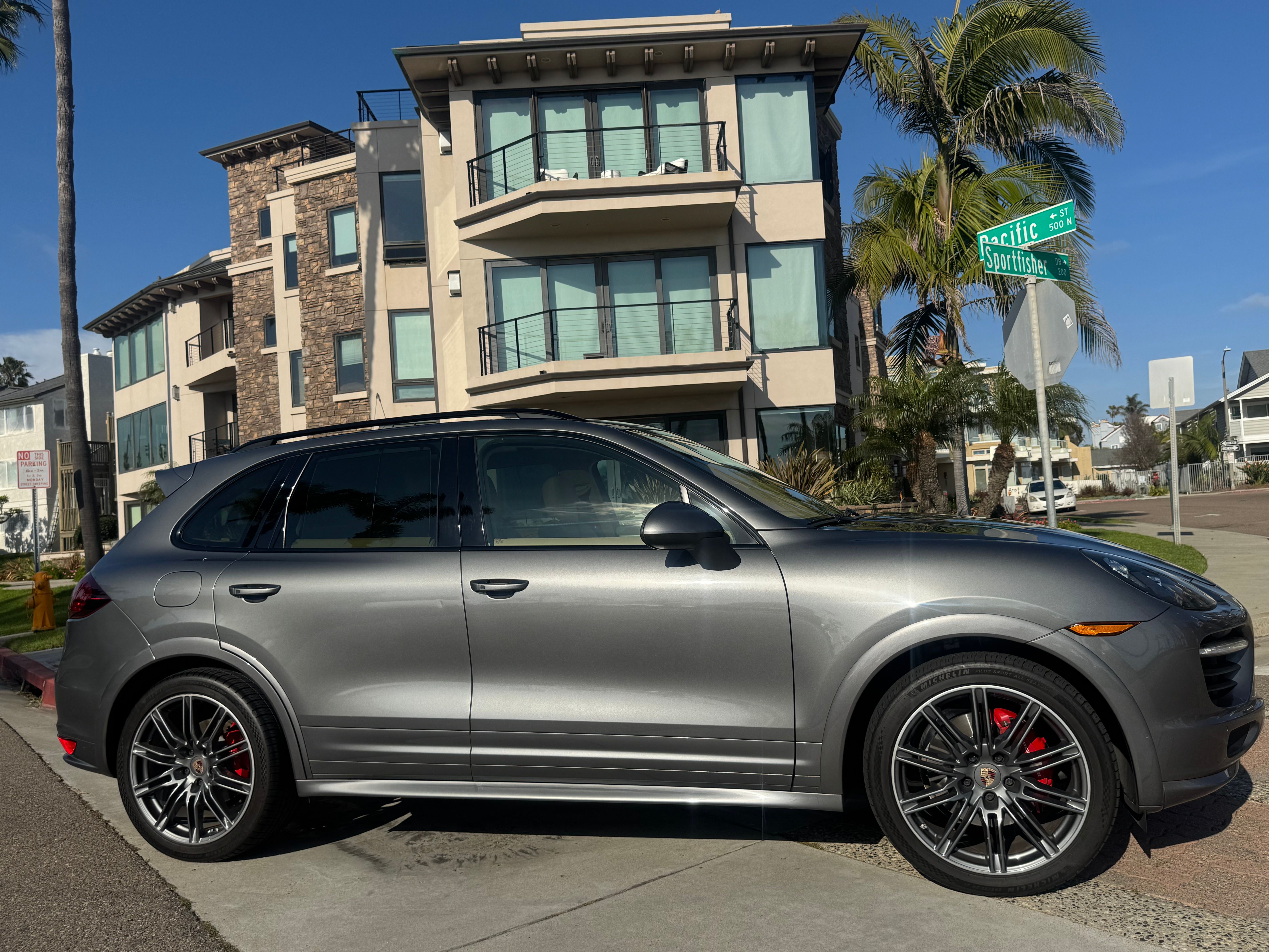 Used 2014 Porsche Cayenne GTS AWD/4WD image 2