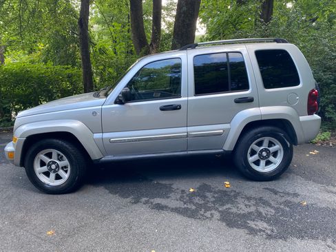 Used 2007 Jeep Liberty Limited AWD/4WD image 2