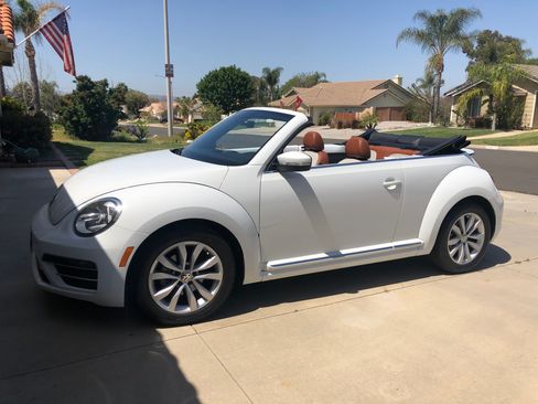 Used 2017 Volkswagen Beetle 1.8T Classic FWD image 1