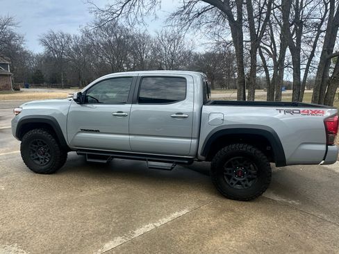 Used 2018 Toyota Tacoma TRD Off-Road w/ Technology Package image 1