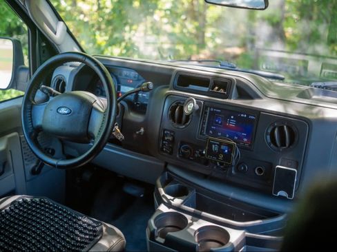 Used 2009 Ford E-150 and Econoline 150 Wagon RWD image 4
