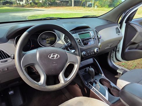 Used 2011 Hyundai Tucson GL image 17