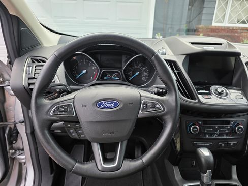 Used 2017 Ford Escape Titanium image 9