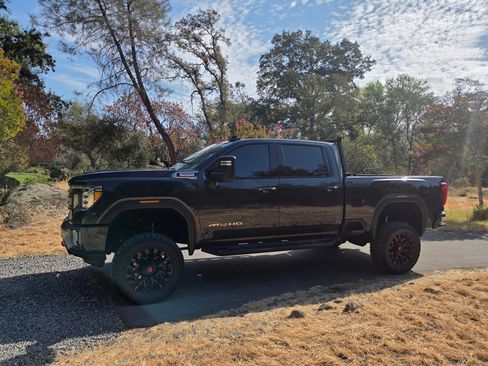 Used 2020 GMC Sierra 2500 AT4 w/ AT4 Premium Package AWD/4WD image 8
