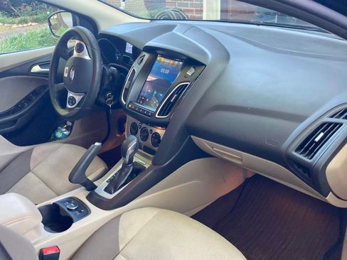 Used 2014 Ford Focus SE w/ SE Winter Package image 5