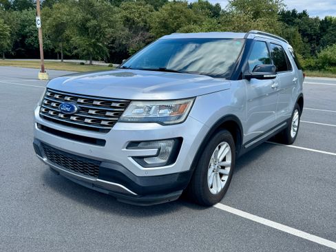 Used 2016 Ford Explorer XLT w/ Equipment Group 202A image 1
