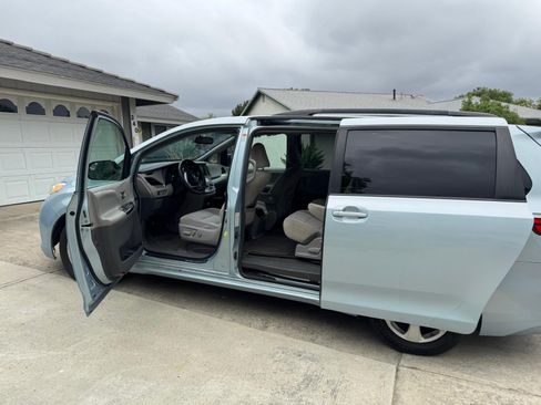Used 2015 Toyota Sienna LE image 14