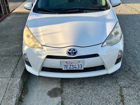 Used 2014 Toyota Prius C One image 4