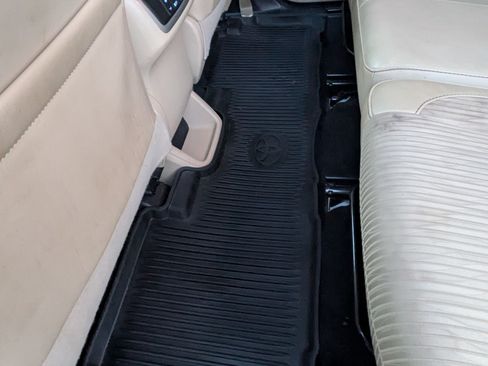 Used 2019 Toyota Highlander AWD V6 image 10