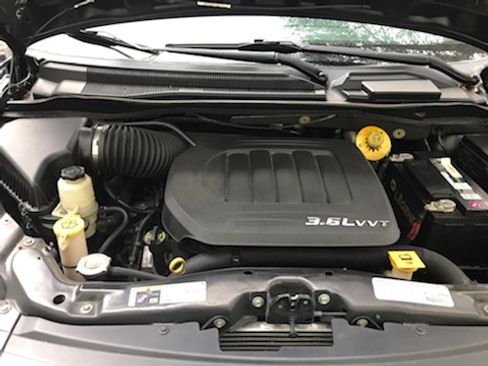 Used 2014 Chrysler Town & Country Touring-L w/ Driver Convenience Group image 12