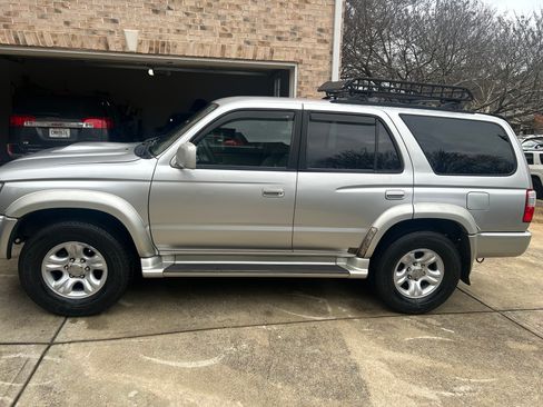 Used 2001 Toyota 4Runner SR5 w/ Sport Pkg RWD image 28