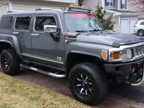 Used 2010 HUMMER H3 Luxury w/ Appearance Package image 15
