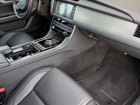 Used 2018 Jaguar XF Premium image 13