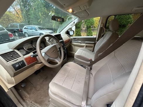 Used 2008 Chrysler Town & Country LX image 10