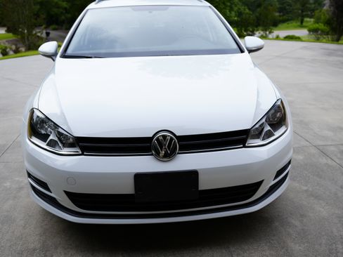 Used 2017 Volkswagen Golf S image 6