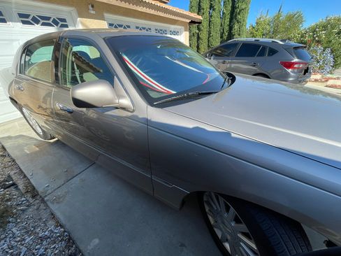 Used 2003 Lincoln Town Car Signature image 12