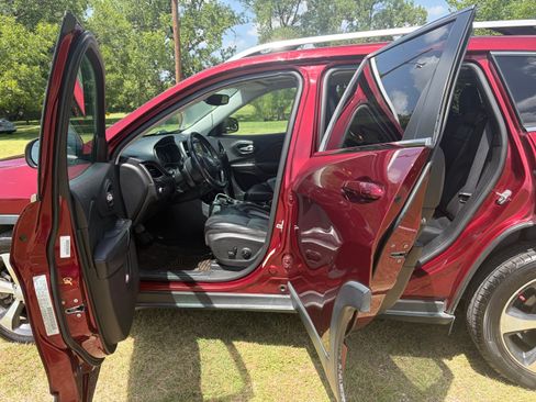 Used 2019 Jeep Cherokee Limited FWD image 17