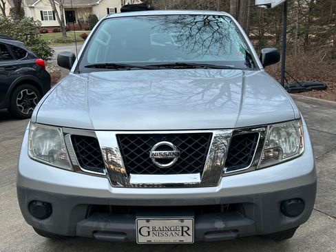 Used 2018 Nissan Frontier SV image 2