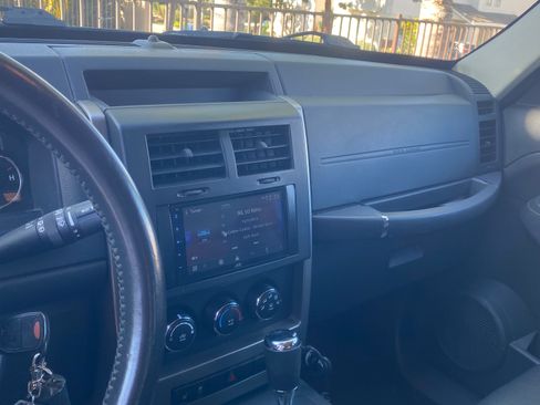 Used 2012 Jeep Liberty Sport image 11