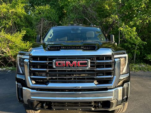 Used 2024 GMC Sierra 3500 SLE w/ SLE Value Package AWD/4WD image 2