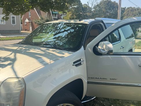 Used 2007 Cadillac Escalade ESV AWD w/ Information Package image 10