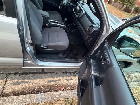 Used 2017 Toyota Tacoma TRD Sport image 13