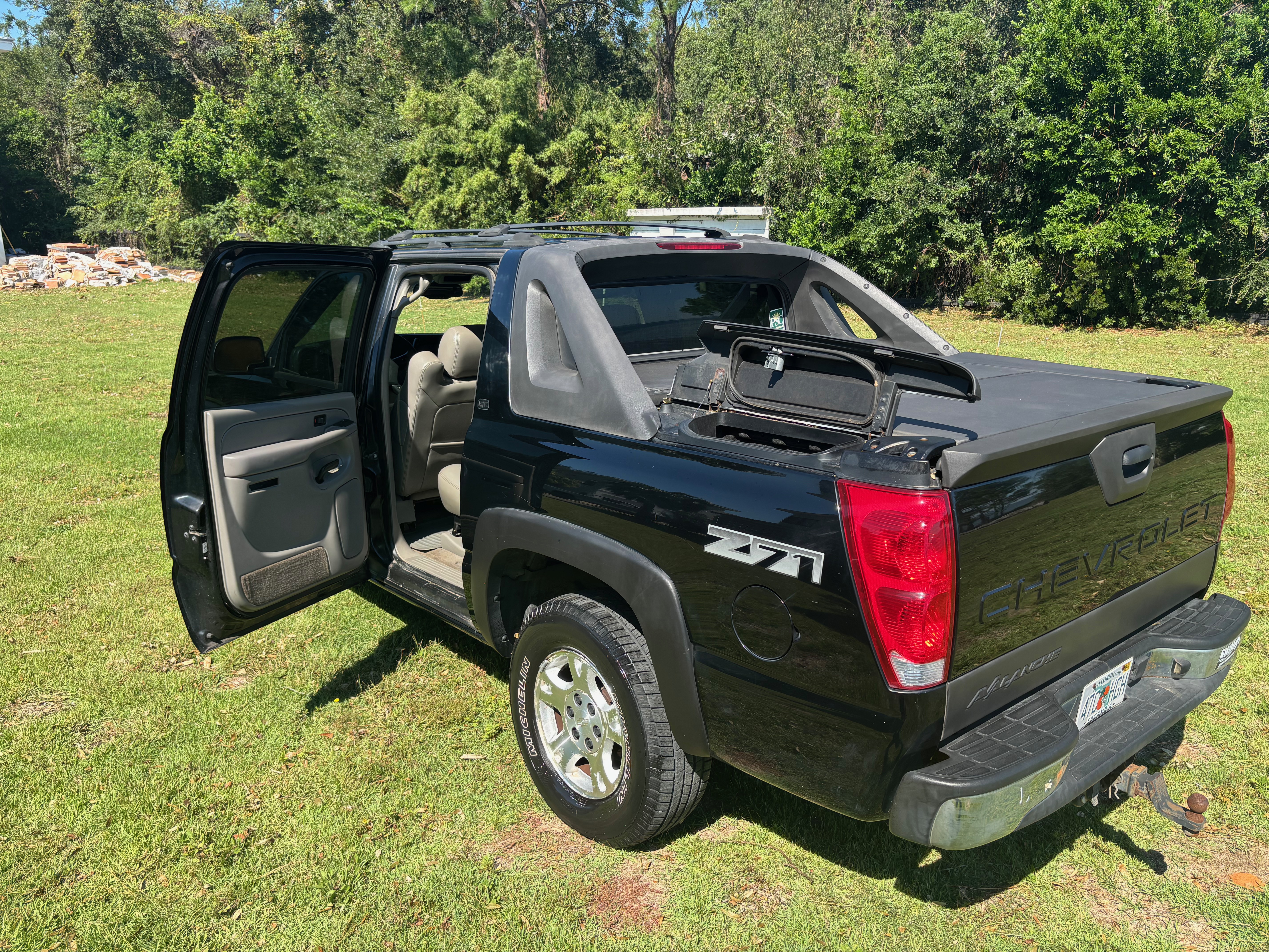 Used 2005 Chevrolet Avalanche Z71 w/ Sun And Sound Package AWD/4WD image 14