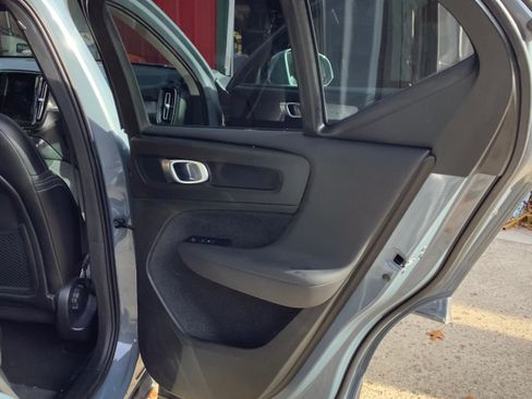 Used 2021 Volvo XC40 T5 Momentum image 29