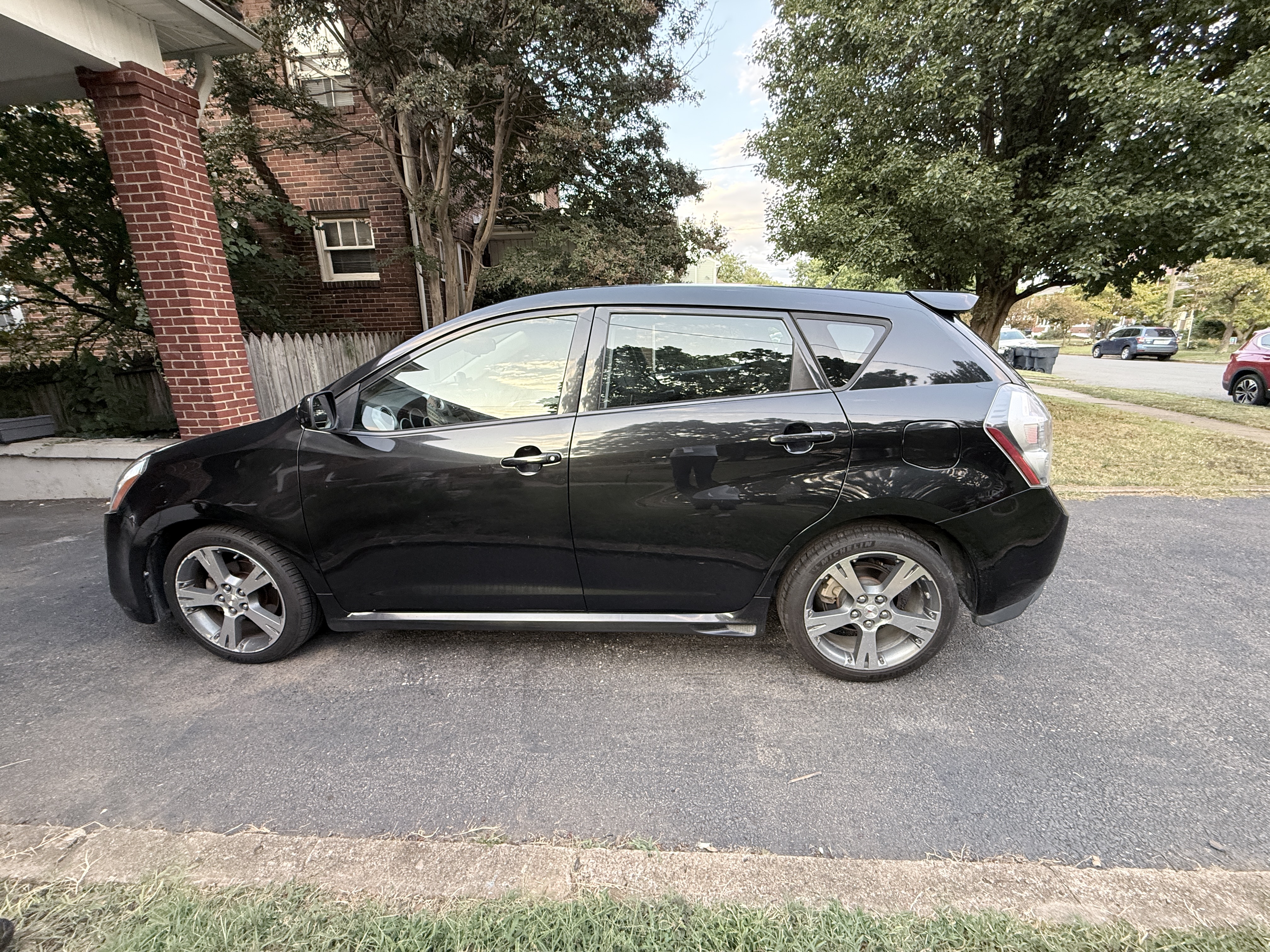 Used 2009 Pontiac Vibe GT FWD image 1